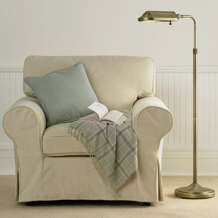 gemütliche-Atmosphäre-bequemer-Sessel-Kissen-Schlafdecke-Buch-leseleuchte-mit-feinem-Design