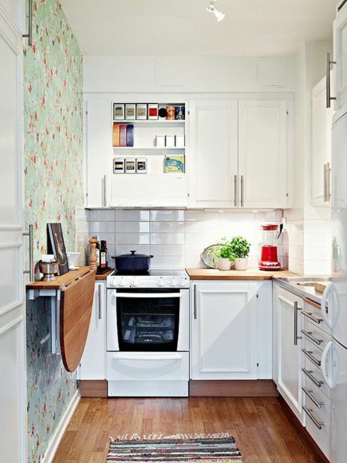 gemütliche-Küche-weiße-Möbel-schöne-florale-vintage-Tapeten