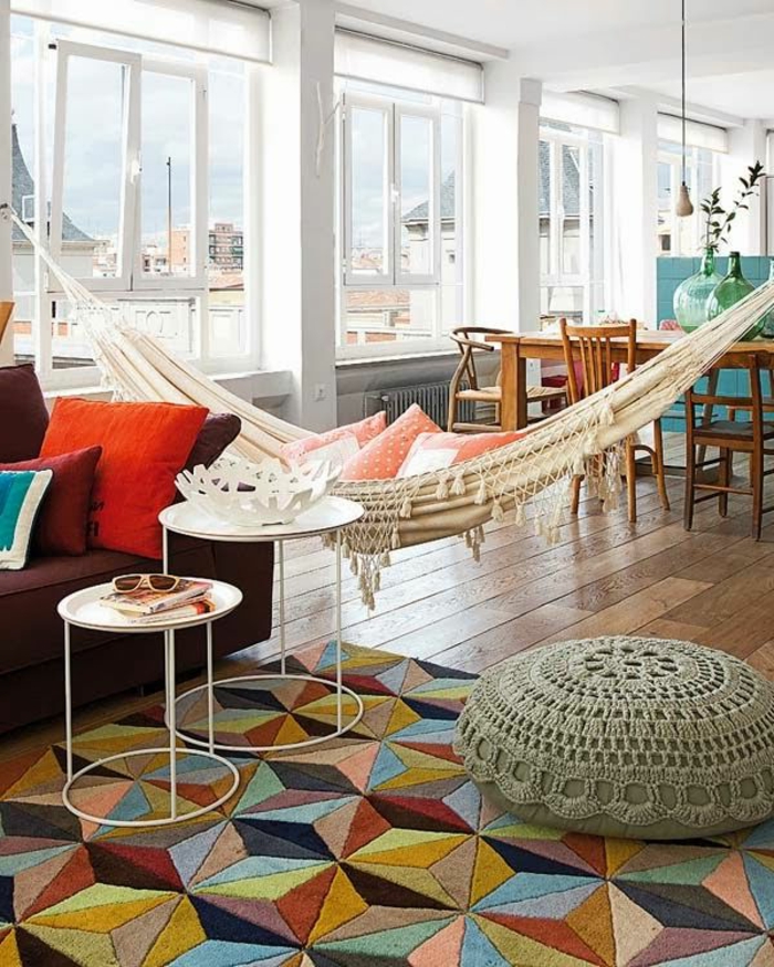 gemütliche-Wohnung-Balkon-Hängematte-farbige-Interieur-Ideen-bunter-Teppich-geometrische-Figuren