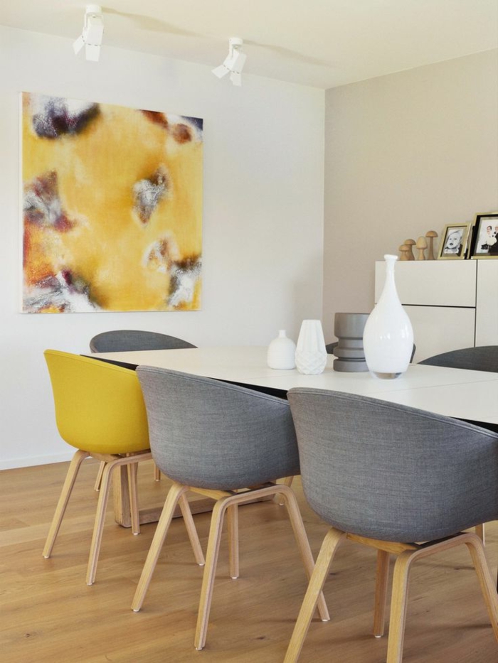 gemütliches-Esszimmer-moderne-Sessel-gelb-grau-mahlerisches-Bild
