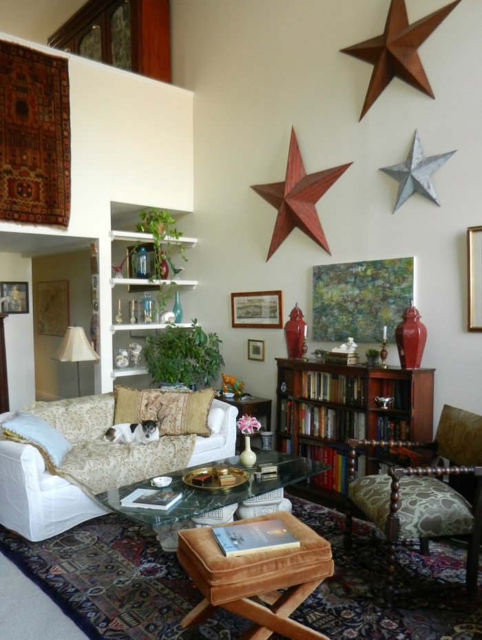 gemütliches-Interieur-vintage-Einrichtung-originelle-Wandgestaltung-dekorative-Sterne