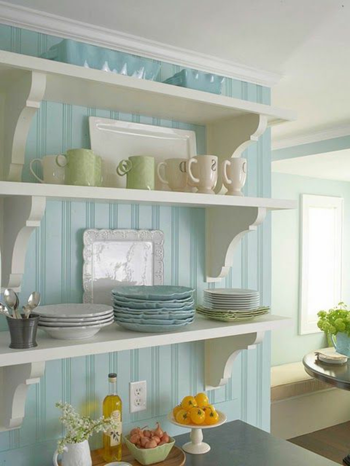 gemütliches-Küchen-Interieur-Geschirr-Gemüse-blaue-stilvolle-Tapeten