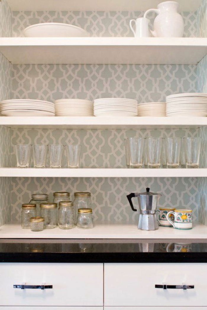 gemütliches-Küchen-Interieur-schöne-graue-Tapeten-weiße-Ornamente
