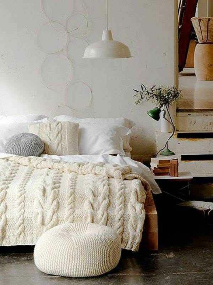 gemütliches-Schlafzimmer-gestrickte-Kissen-stricken-zopfmuster-gestrickte-Schlafdecke-Crochet-Hocker