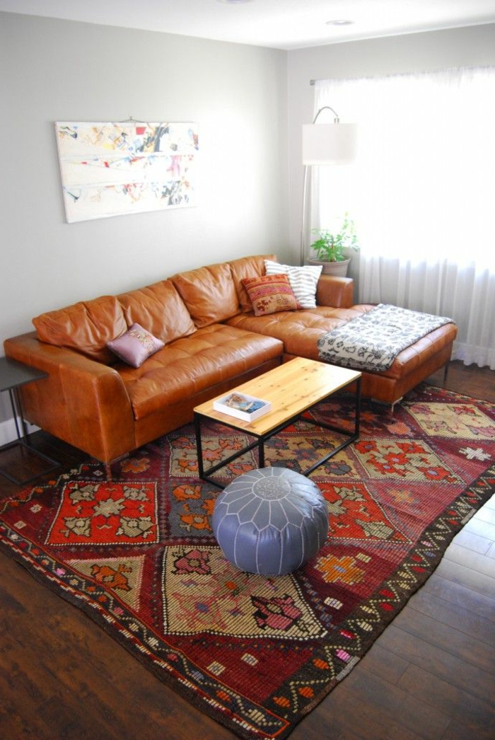 gemütliches-Wohnzimmer-Interieur-Leder-Sofa-vintage-Teppich