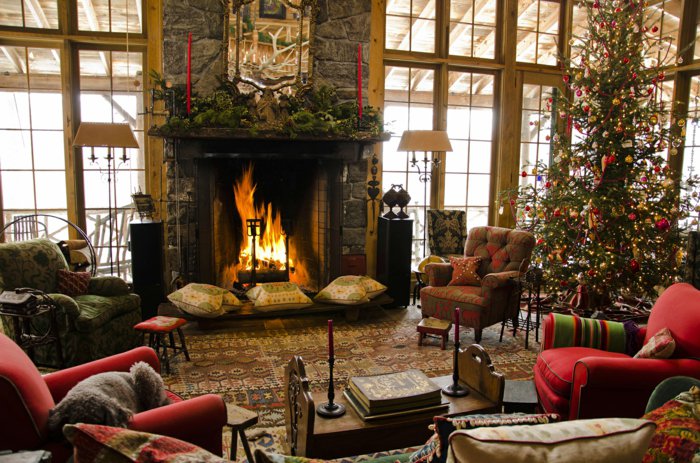 gemütliches-Wohnzimmer-Interieur-wunderschöne-Weihnachtsdekoration