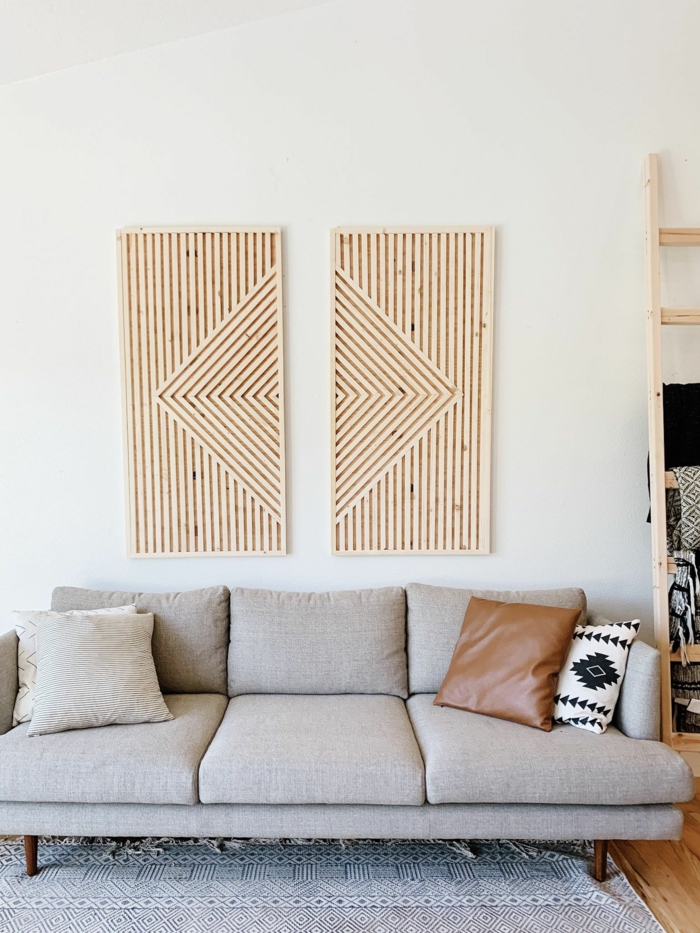 Moderne Bilder in geometrischer Form aus Holz, modisches Kunstwerk, Couch in grau mit Kissen in braun und schwarz weiß