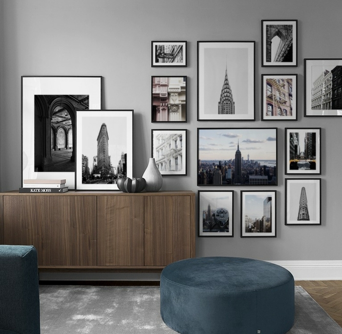 Schwarz weiße Fotografien von New York, Kommode aus Holz, Bilder mit Rahmen, Hocker in blau und Teppich in grau