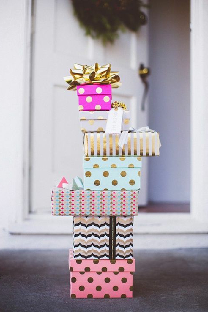 geschenke-schön-verpacken-Schachtel-Papier-Band-grelle-Farben-schöne-Dekoration