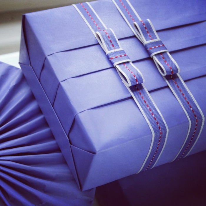 romantische-geschenke-verpacken-lila-Papier-Bänder