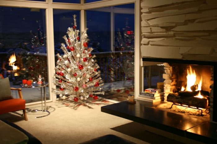 geschmückte-weihnachtsbäume-gemütliches-wohnzimmer