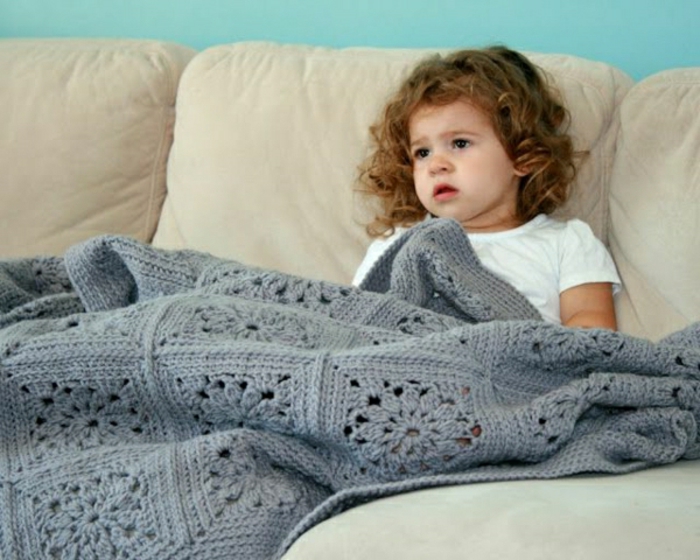 grau-Decken-häkeln-für-klein-kind-auf-der-couch-resized