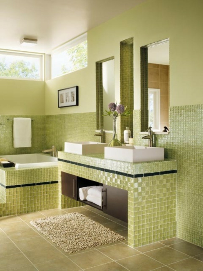 grünes-Badezimmer-Interieur-glänzende-Fliesen-Mosaik
