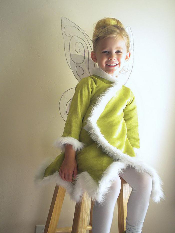 grünes-Feen-kostüm-Plüsch-dekorative-Flügel-kleines-Mädchen