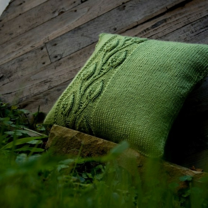 grünes-handgemachtes-gestricktes-Kissen-Dekoration-schöner-stricken