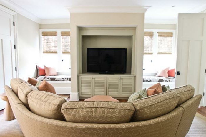 halbrundes-Sofa-beige-Fernsehsofa-Fernseher-gemütliches-Wohnzimmer-Interieur