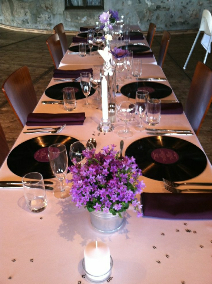 herrliche-Tischdekoration-lila-Blumen-Kerzen-Platten-Teller