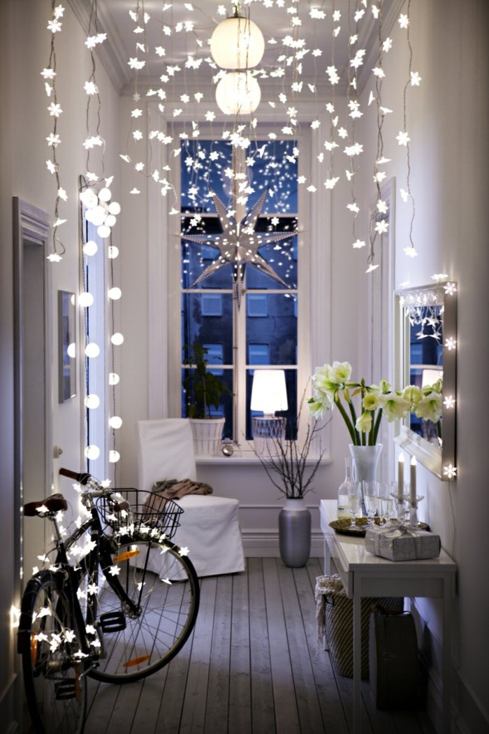 herrliche-Weihnachtsdekoration-hängende-Leuchten-Glühbirnen-kleiner-Raum-kreative-Idee