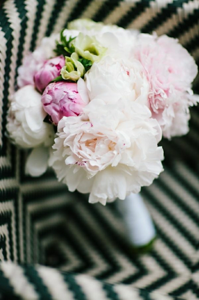 Brautstrauß-herrliche-Zusammensetzung-von-weißen-und-rosa-Pfingstrosen
