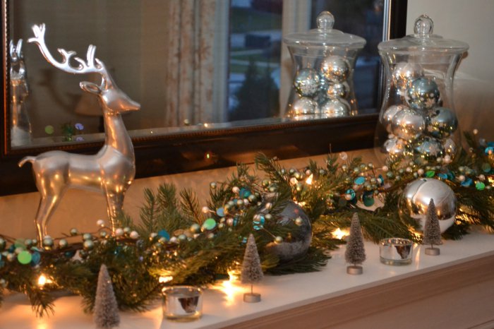 herrliche-weihnachtsdeko-ideen-weihnachtsschmuck-Tannenzweige-silberne-Kugeln-Hirschfiguren