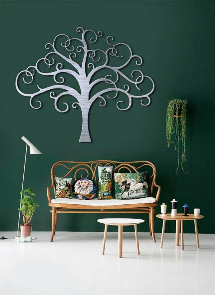 interessante-Zimmer-Deko-grüne-Wand-Wandgestaltung-dekorativer-Baum
