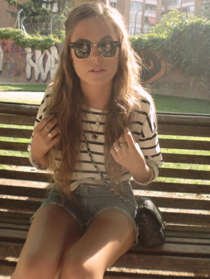junges-Mädchen-Bluse-Streifen-kurze-Denimhosen-Chanel-Tasche-Hipster-Brille-schöne-Form