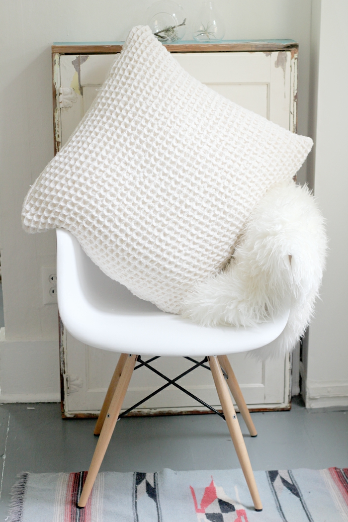 kissen-selbst-gestalten-weiße-gestaltung-auf-einem-weißen-stuhl