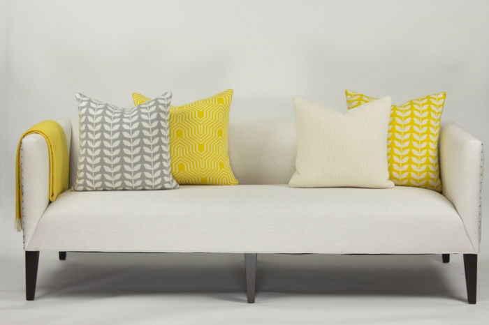 kissen-stricken-moderne-designs-auf-dem-sofa