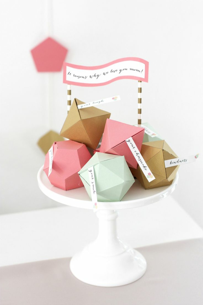 kleine-geschenke-originell-verpacken-geometrische-Formen-Tortenständer-Muttertag