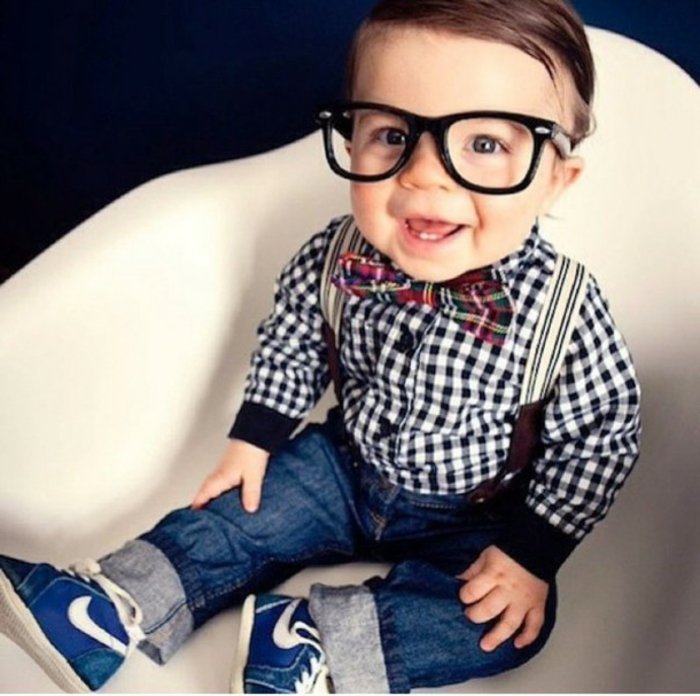 kleiner-Junge-süß-Jeans-Nike-Turnschuhe-kariertes-Hemd-nerd-brille