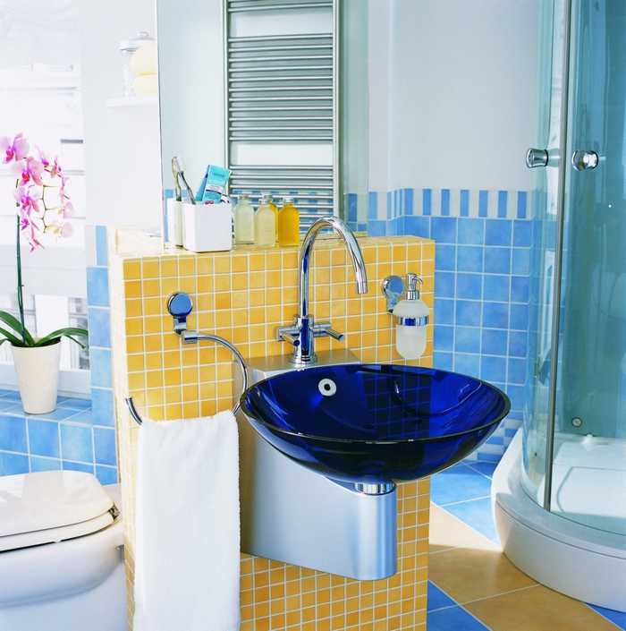 frische-Badezimmer-Gestaltung-gelb-blau-rosa-Orchideen