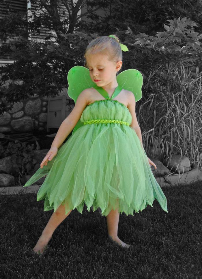 kleines-Mädchen-grünes-feen-kostüm-dekorative-Flügel