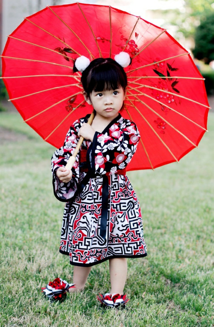 kleines-Mädchen-in-Kimono-roter-Kinderschirm-japanischer-Stil
