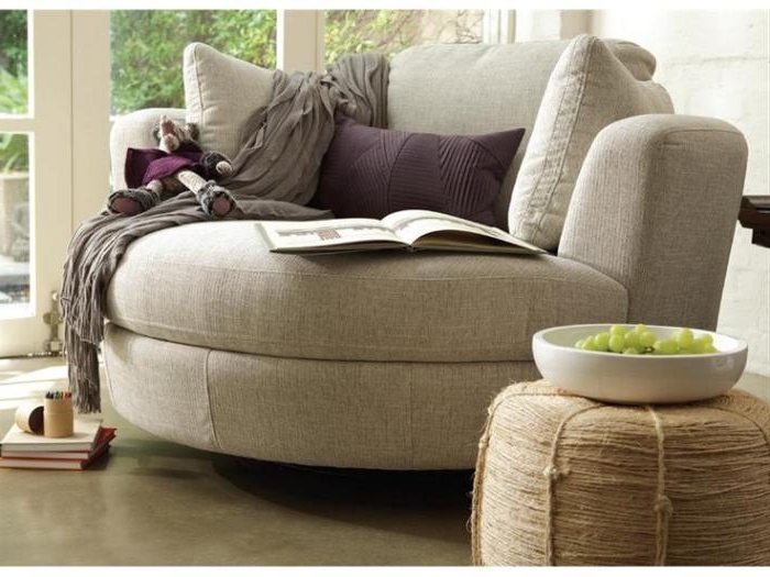 kleines-Sofa-halbrunde-Form-beige-Farbe-Sclafdecke-gemütliche-Atmosphäre