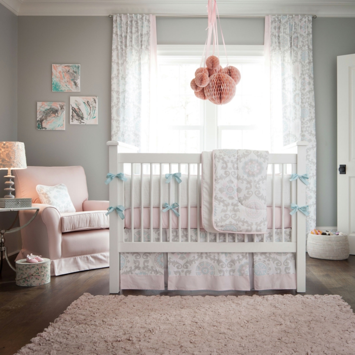 kokette-Babyzimmer-Gestaltung-babybettwäsche-in-süßen-Farben-Papier-Dekoration-wunderschöne-Wandbilder-rosa-Sessel