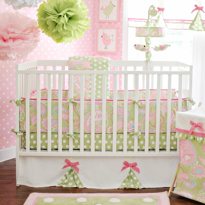 kokette-Babyzimmer-Gestaltung-süße-Farben-hochwertige-bettwäsche-schönes-Muster-Papierblumen-Dekoration
