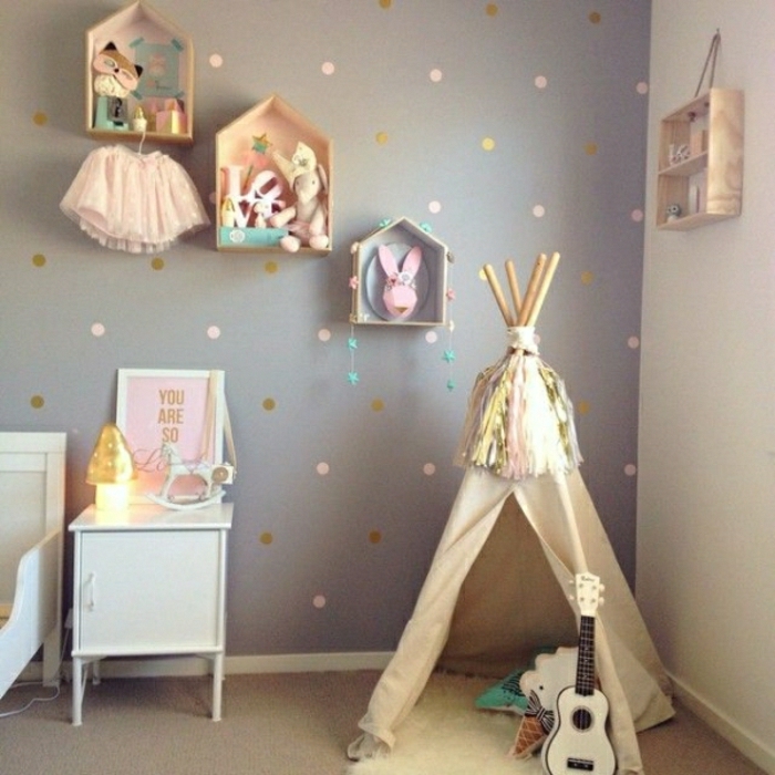 kokette-Kinderzimmer-Gestaltung-für-Mädchen-dekoratives-Zelt-kleine-weße-Gitarre
