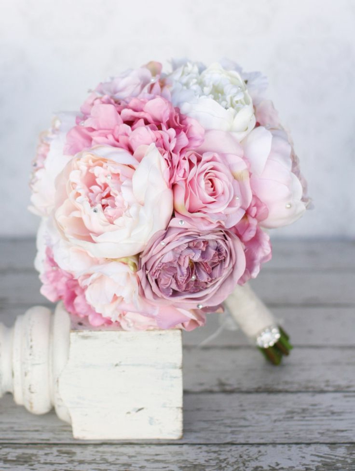 koketter-romantischer-hochzeitsstrauß-Rosen-Pfingstrosen-lila-rosa-Farben-Perlen-Dekoration