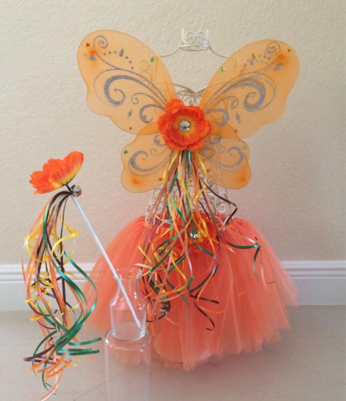 kokettes-Prinzessin-Kostüm-kleine-Mädchen-Koralle-Farbe-dekorative-Flügel-magischer-Stick