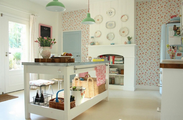kokettes-weißes-Küchen-Interieur-grüne-Leuchten-Rattankörbe-dekorative-Platten-an-der-Wand-vintage-Tapeten