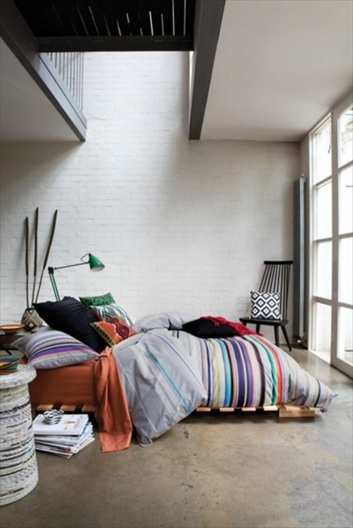 kreative-Schlafzimmer-Gestaltung-Europaletten-Bett-grüne-Leselampe