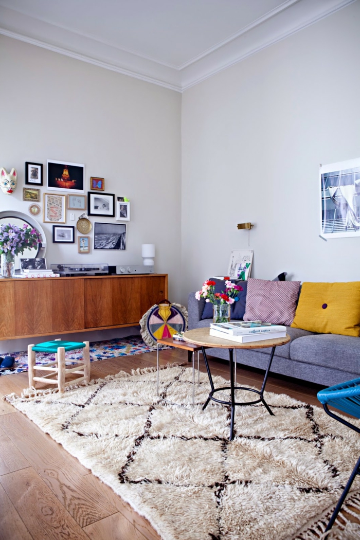 kreatives-Wohnimmer-Interieur-vintage-Möbel-bunte-Dekoration-flaumiger-Teppich