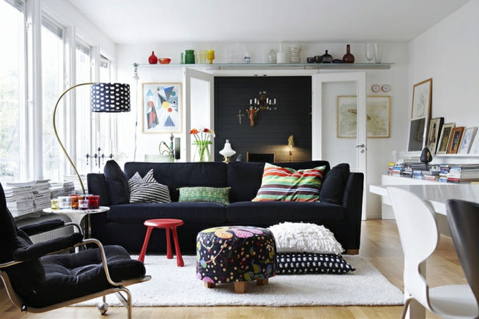 kreatives-Wohnzimmer-Interieur-Leselampe-schönes-schwarz-weißes-Muster