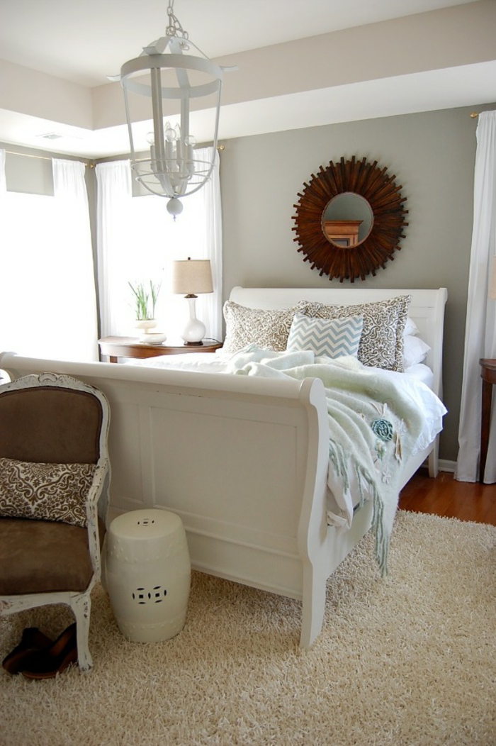 kronleuchter-in-weiß-elegantes-bett-modell-wunderschöne-gestaltung-von-schlafzimmer