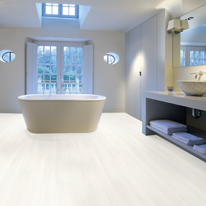 laminat-in-weiß-unikales-badezimmer-gestalten