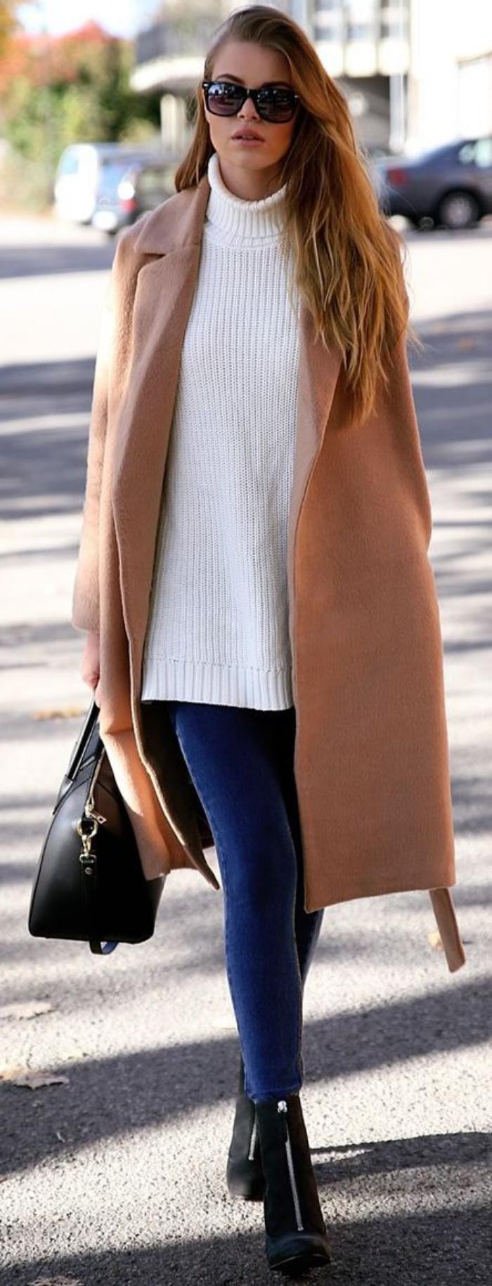 langer-wintermantel-Karamell-Farbe-weißer-Pullover-skinny-Jeans