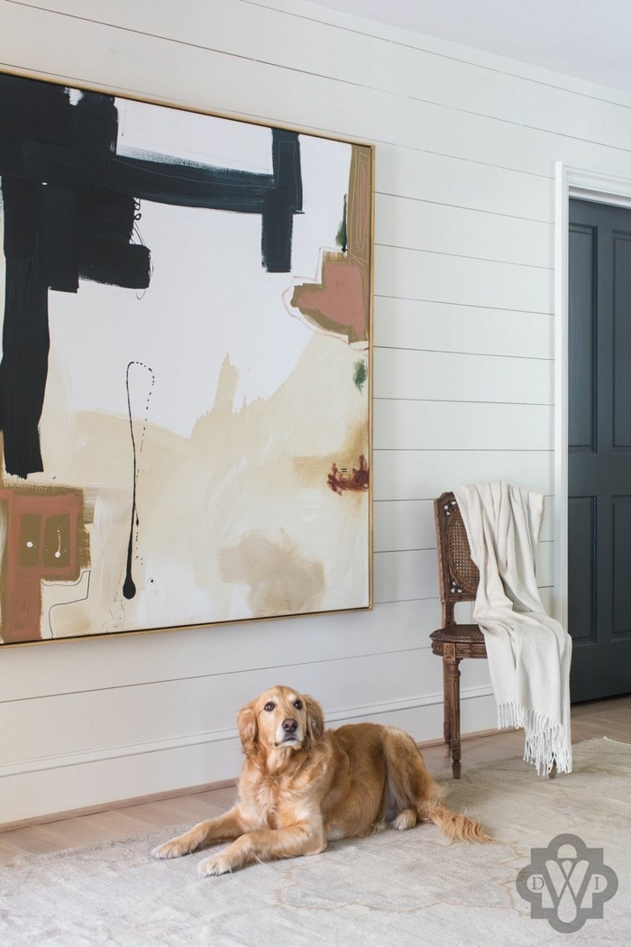 Bilder fürs Wohnzimmer, Bilder Wohnzimmer abstrakt in beige und schwarze Farbe, Stuhl aus Holz, Hund sitzt auf dem Boden, 