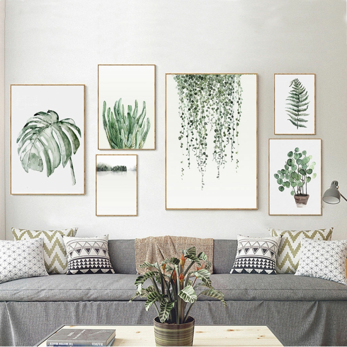 Großes Sofa in grau mit Kissen, Gerahmte Bilder für Wohnzimmer mit Blattmotiven in verschiedene Größen