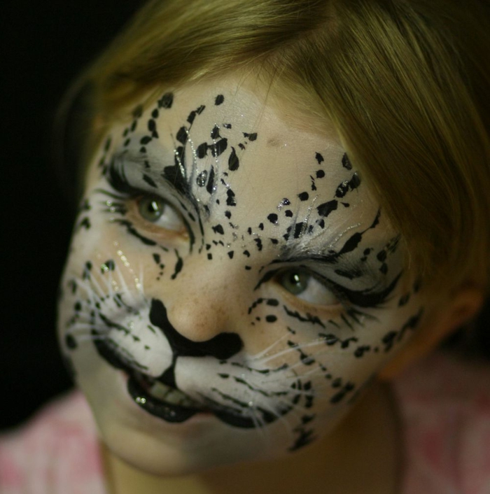 leopard-gesicht-schminken-ein-mädchen-mit-sehr-lustigem-make-up