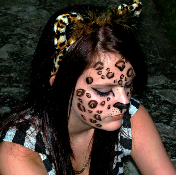 leopard-gesicht-schminken-süßes-mädchen-mit-extravaganten-ohren